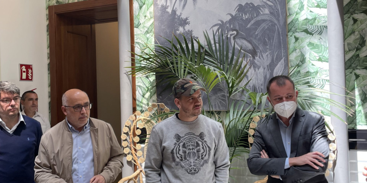 Dabiz Muñoz y el presidente del Cabildo de Gran Canaria, Antonio Morales.