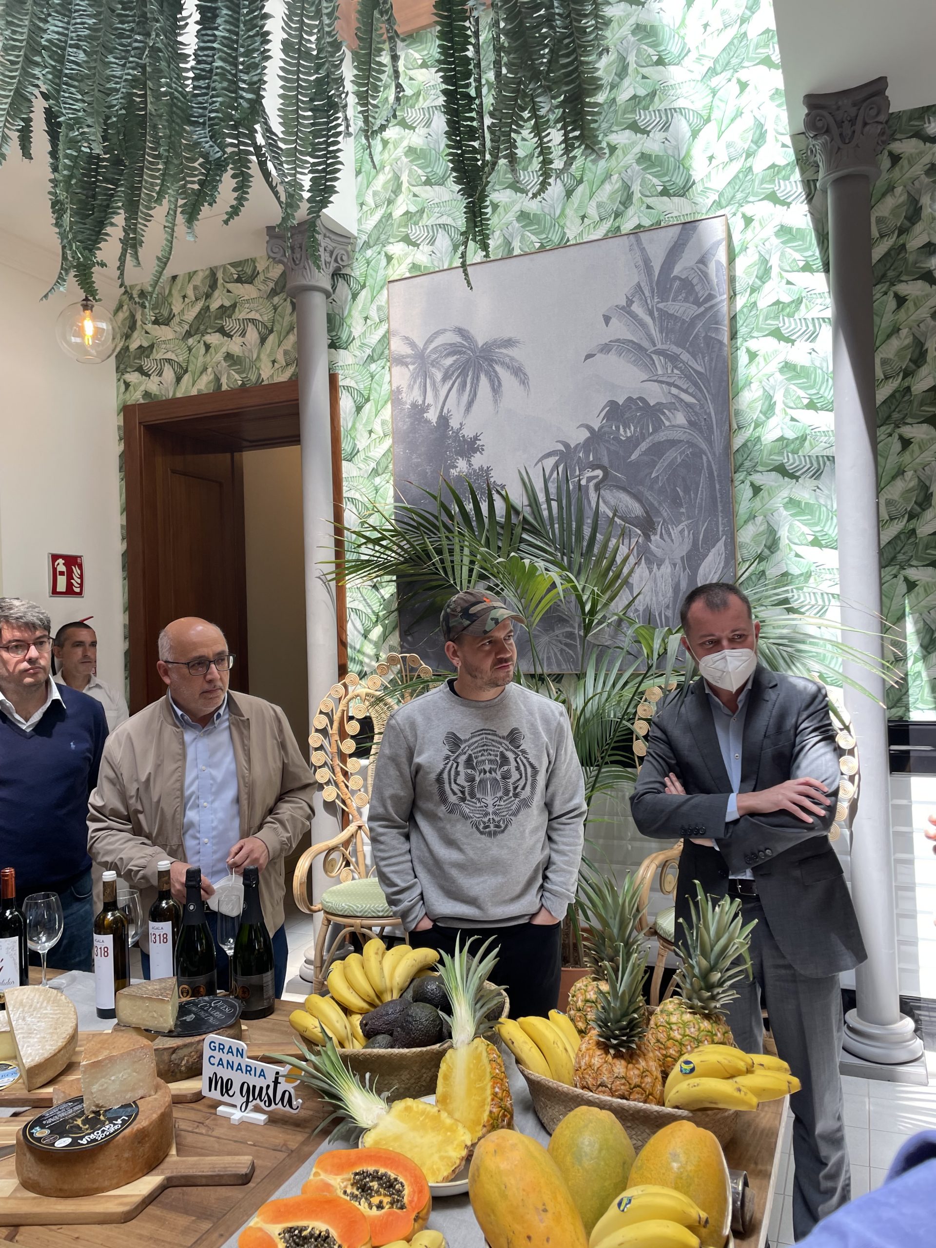 Dabiz Muñoz y el presidente del Cabildo de Gran Canaria, Antonio Morales.