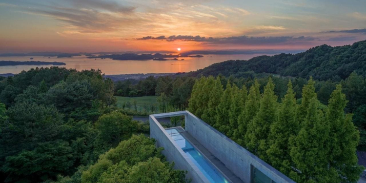 Piscina-Lujosa-SetouchiRetreatAonagi