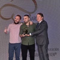 Entrega Javier del Riego de la Peña, miembro del jurado y director general de Cadiex
Reciben: José de Torres y Cristo Hernández, Gyotaku.