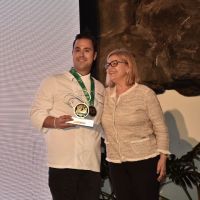 Entrega Rita Bolaños, miembro del jurado y gerente de Seranca, empresa copatrocinadora de estos premios.
Recibe: Gonzalo Calzadilla, chef.